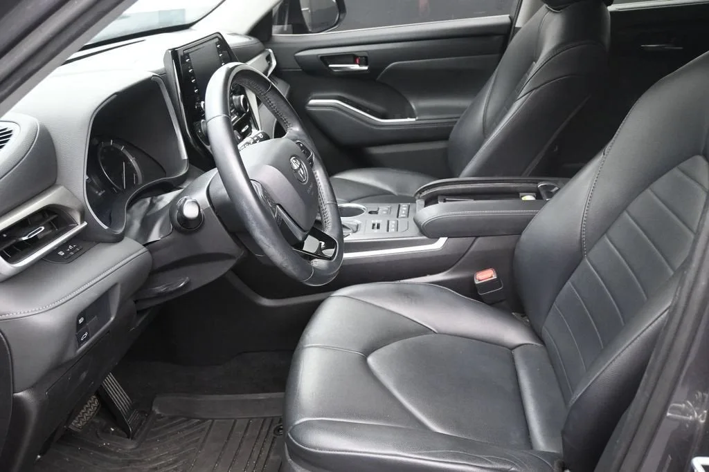2021 Toyota Highlander XLE photo 12