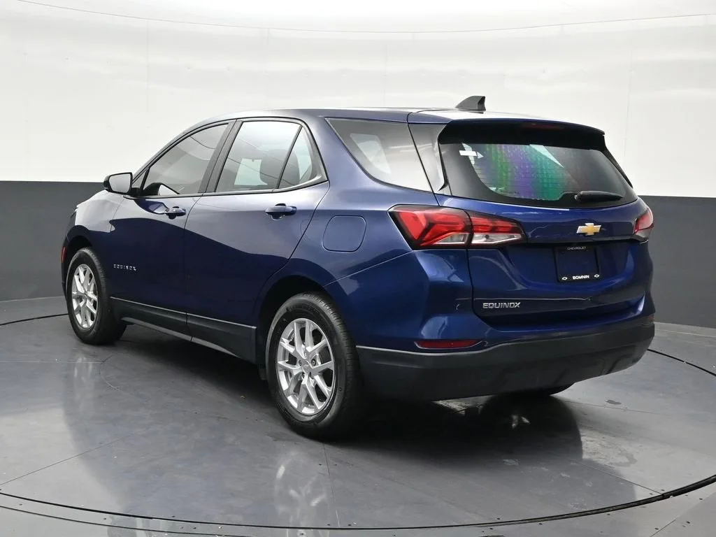 2023 Chevrolet Equinox LS photo 3