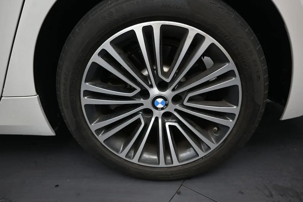 2019 BMW 5 Series 530i photo 10