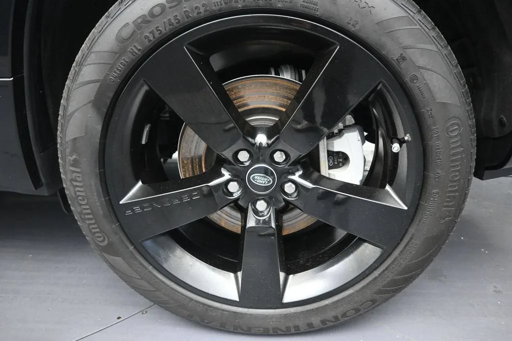 2024 Land Rover Defender X-Dynamic SE photo 9
