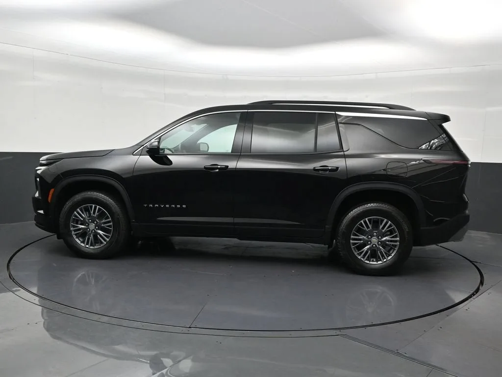 2026 Chevrolet Traverse LT photo 2