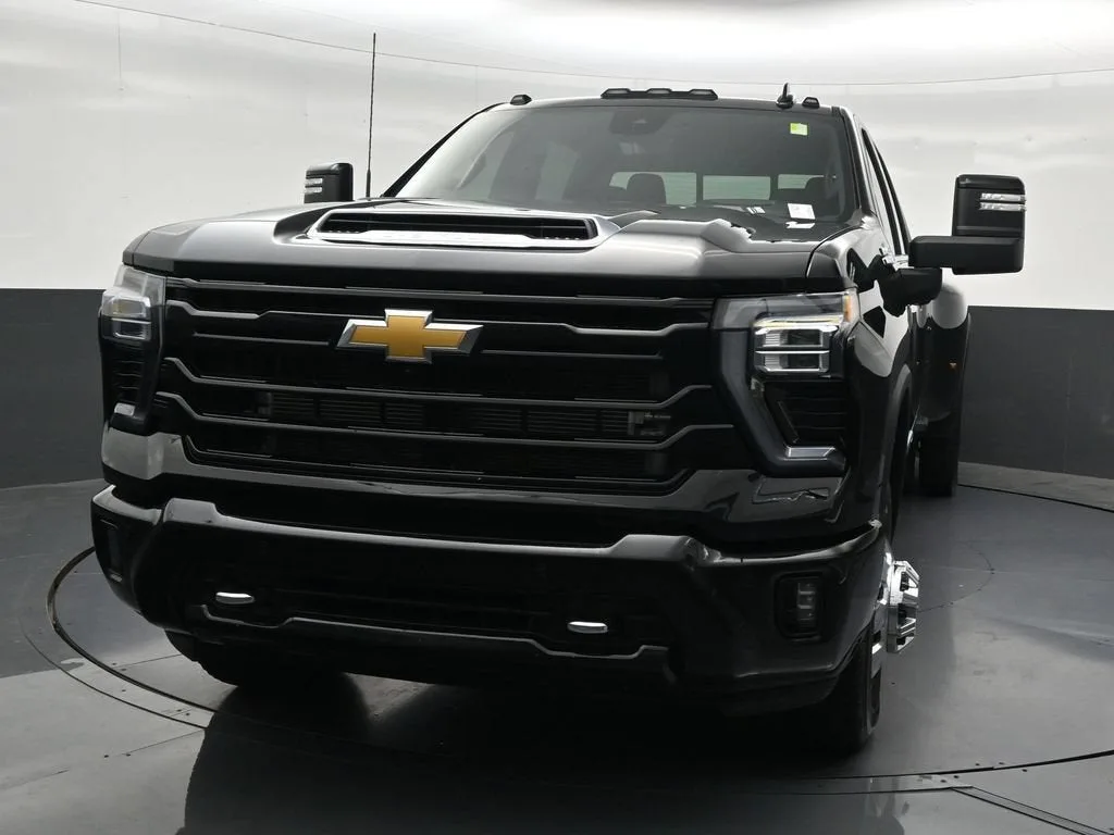 2026 Chevrolet Silverado 3500 HD High Country DRW photo 9
