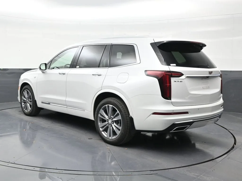 2025 Cadillac XT6 Premium Luxury photo 3