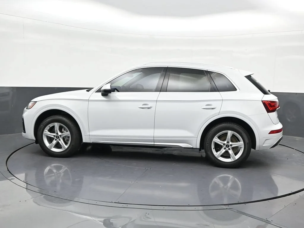 2022 Audi Q5 Premium 40 TFSI quattro S tronic photo 2