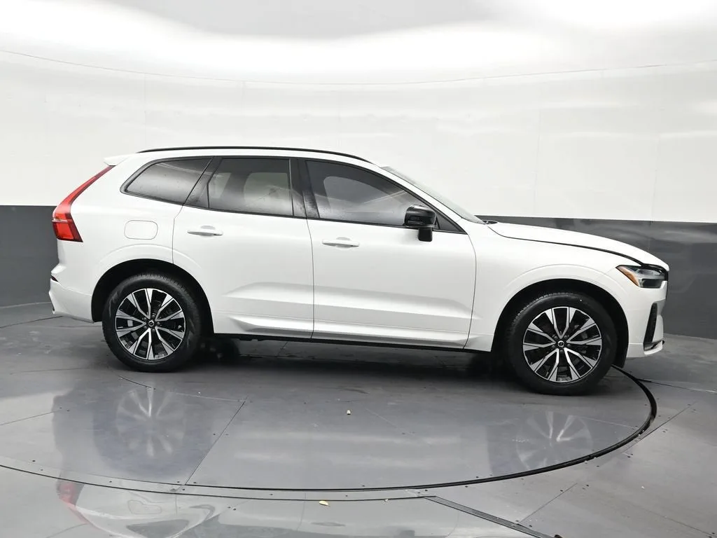 2024 Volvo XC60 B5 Core Dark Theme photo 7