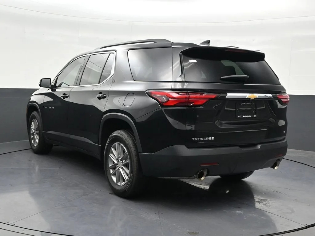 2023 Chevrolet Traverse LT Cloth photo 3