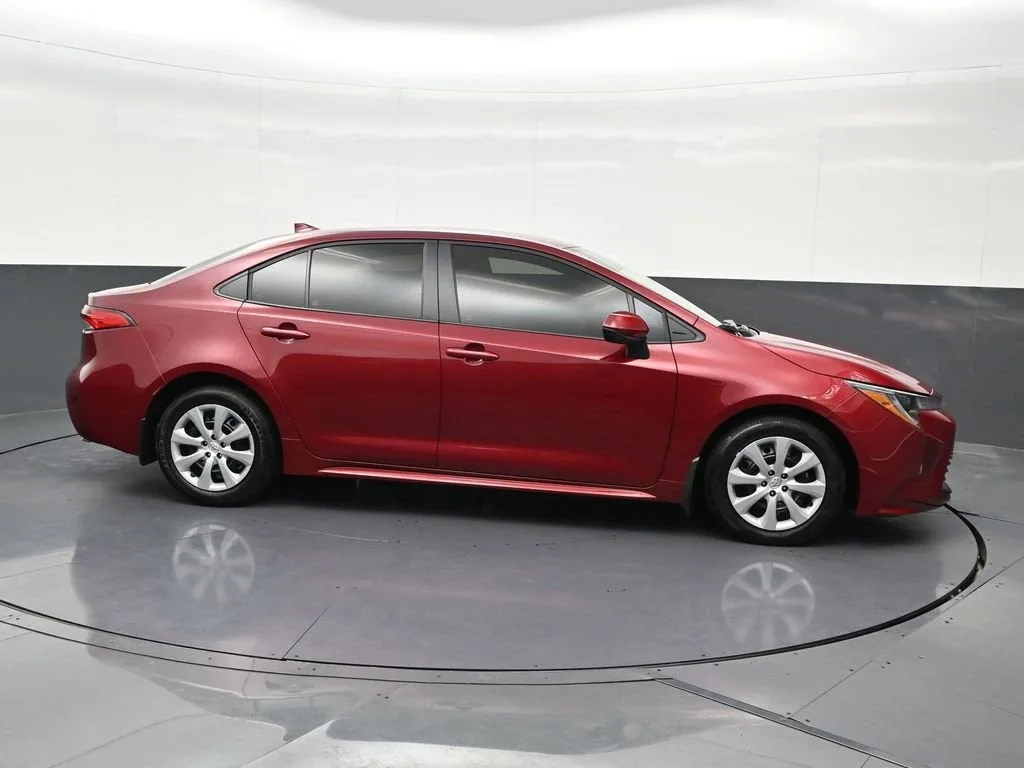 2025 Toyota Corolla LE photo 7