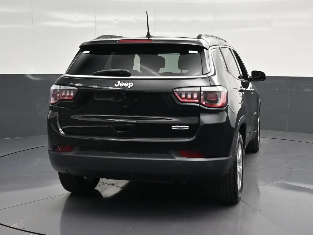 2019 Jeep Compass Latitude photo 2