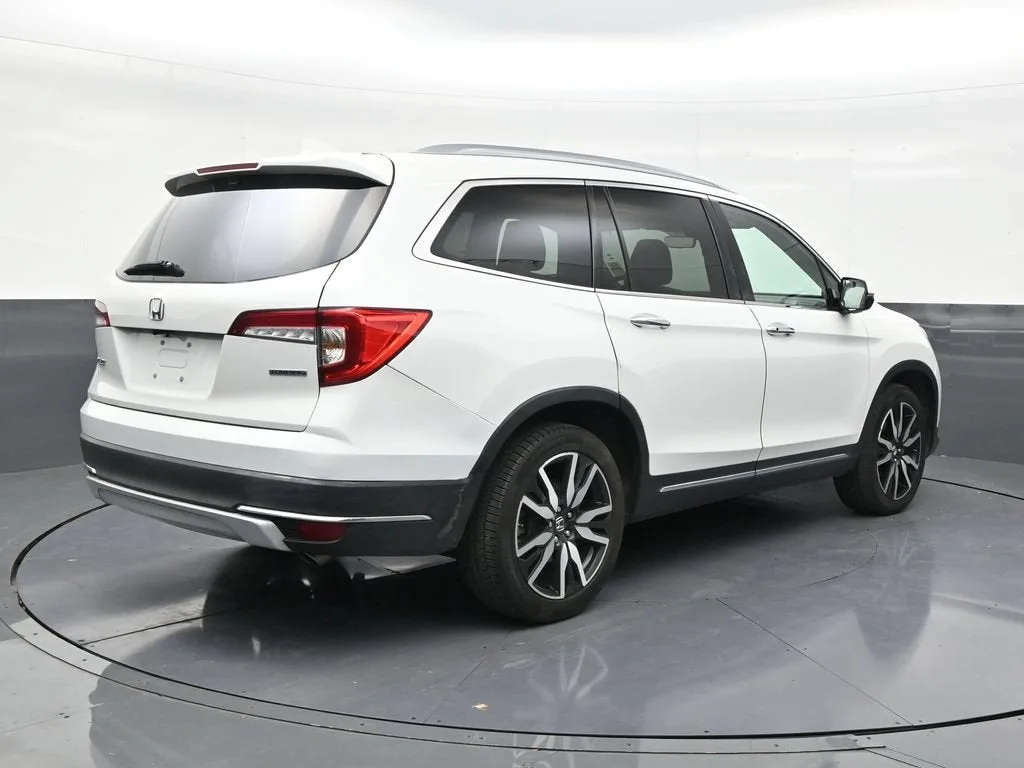 2022 Honda Pilot 2WD Touring 7 Passenger photo 5