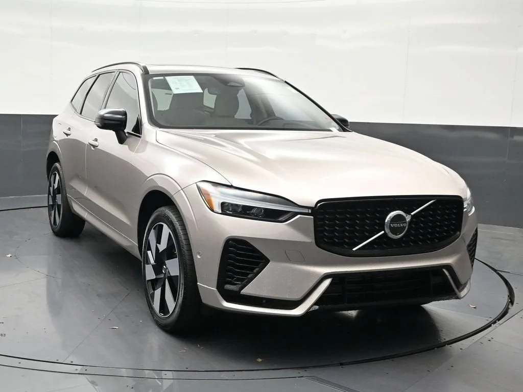 2025 Volvo XC60 Plug-In Hybrid Plus, T8 AWD Electric/Gasoline, Dark photo 8