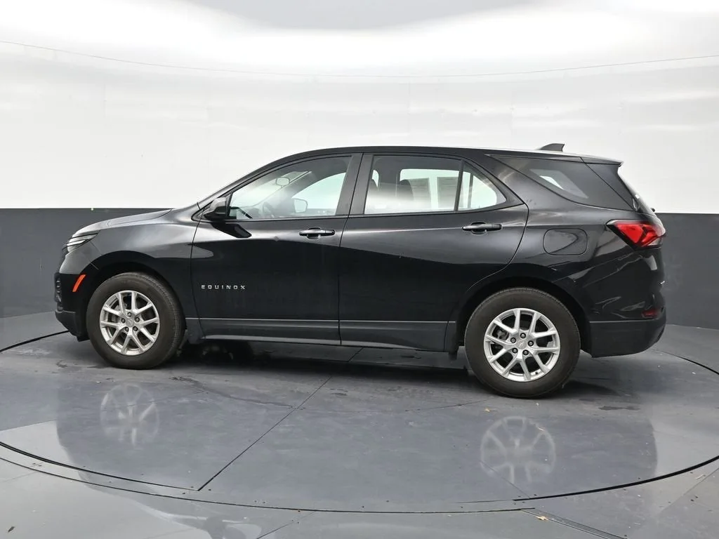 2024 Chevrolet Equinox LS photo 2