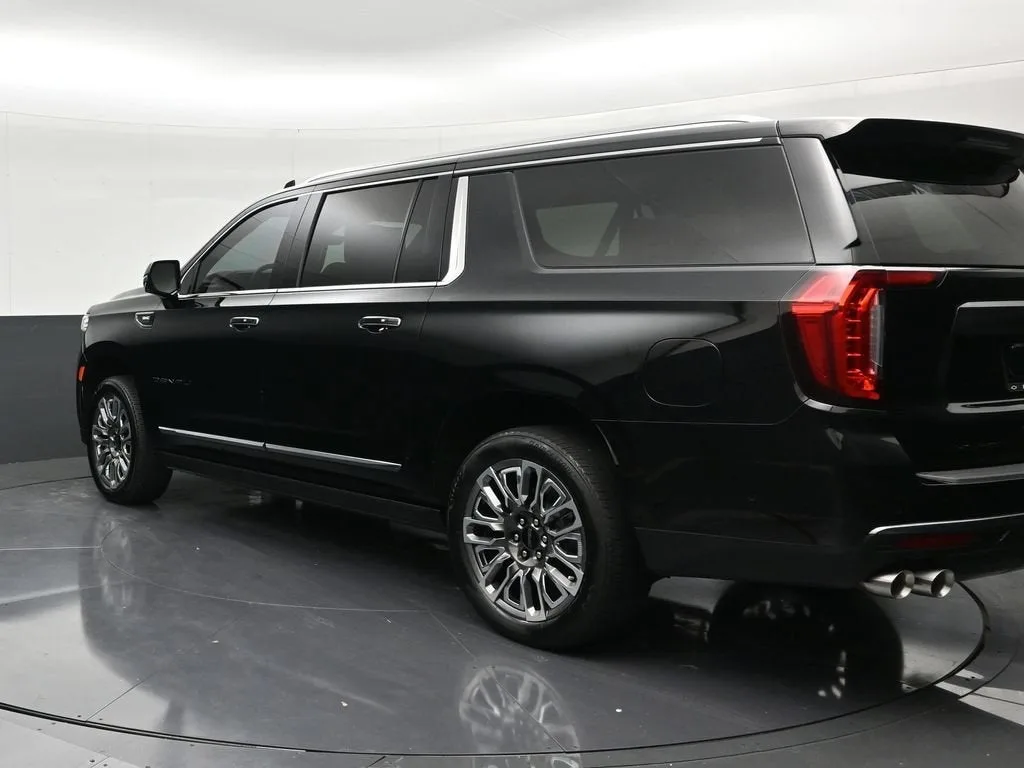 2023 GMC Yukon XL Denali Ultimate photo 3
