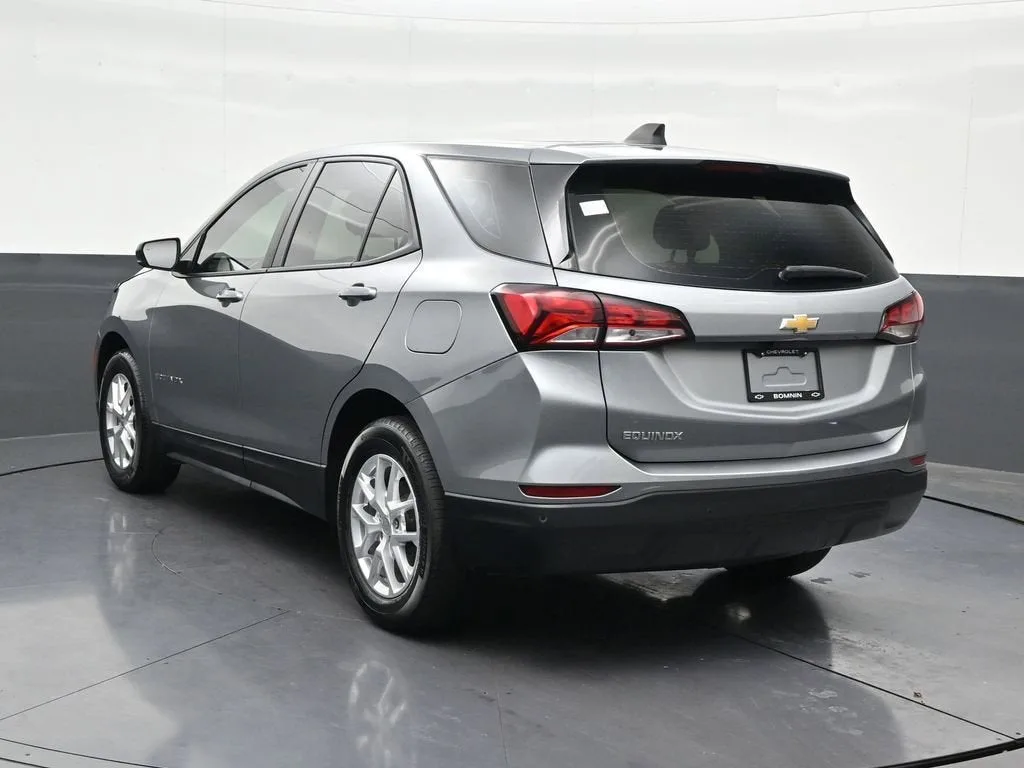 2024 Chevrolet Equinox LS photo 3