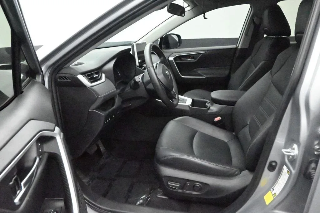 2024 Toyota RAV4 Hybrid XLE Premium photo 12