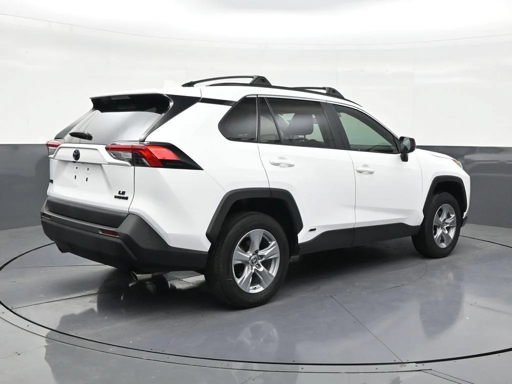 2022 Toyota RAV4 Hybrid LE photo 5