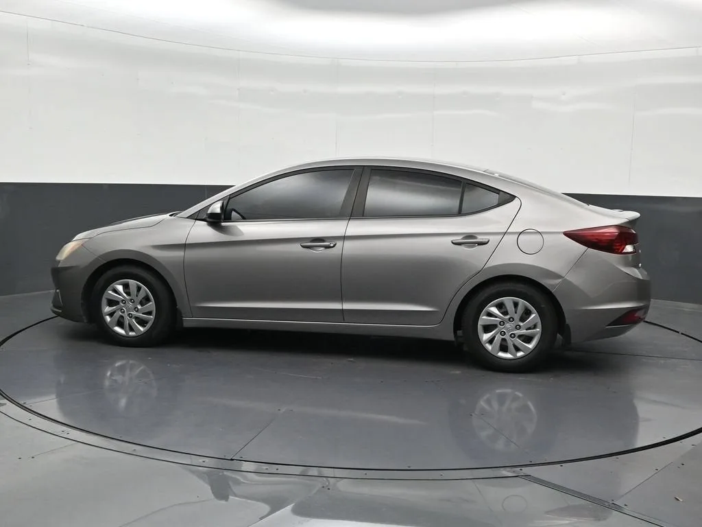 2020 Hyundai Elantra SE photo 2