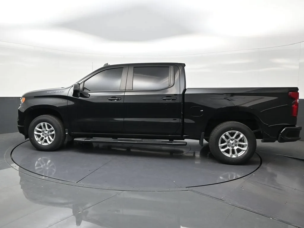 2023 Chevrolet Silverado 1500 RST photo 2