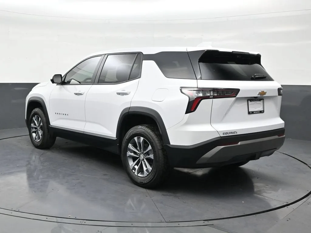 2025 Chevrolet Equinox LT photo 3