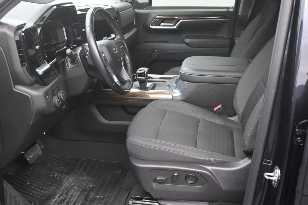 2024 Chevrolet Silverado 1500 RST photo 10