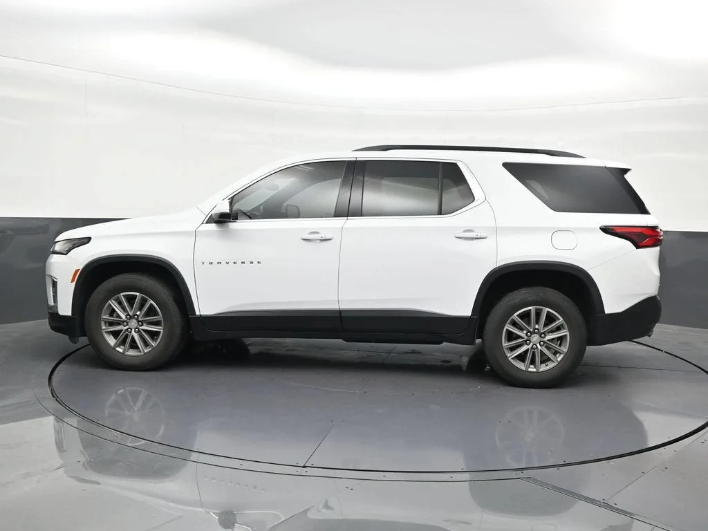 2023 Chevrolet Traverse LT Cloth photo 2