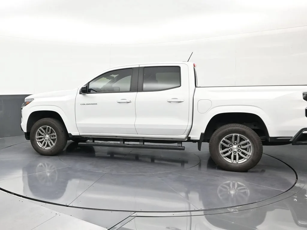 2024 Chevrolet Colorado LT photo 2
