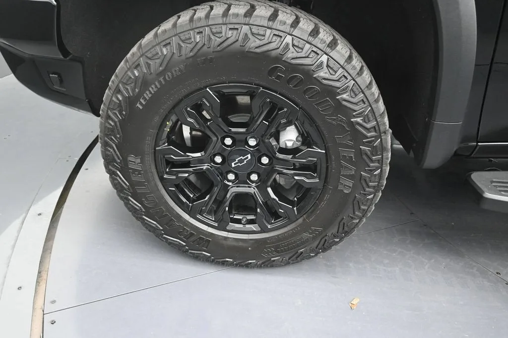 2026 Chevrolet Silverado 1500 ZR2 photo 9