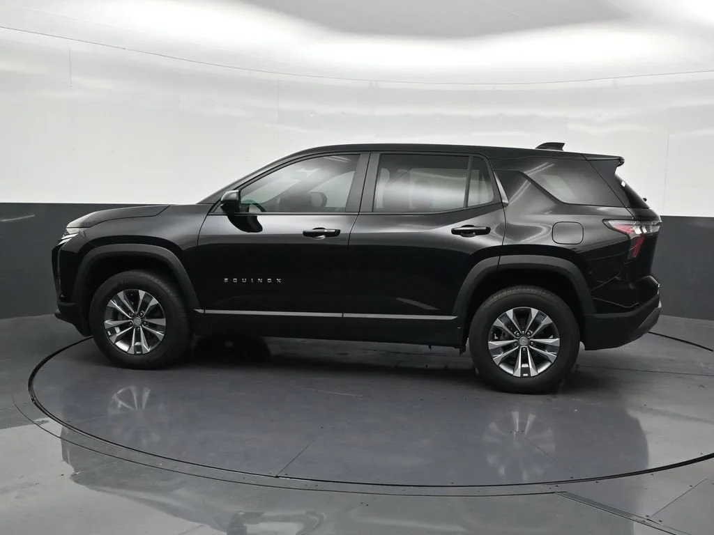 2025 Chevrolet Equinox LT photo 2