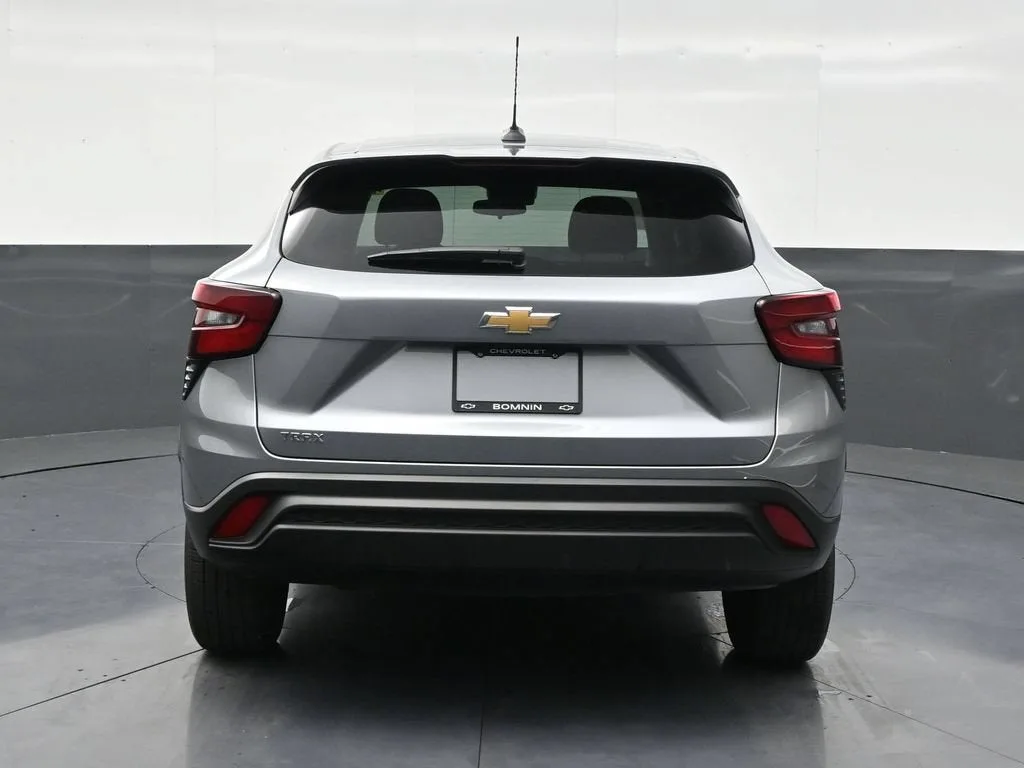 2025 Chevrolet Trax LS photo 4