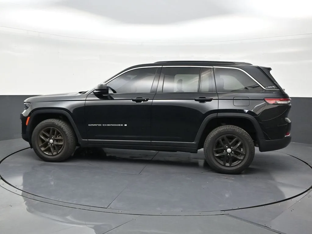 2024 Jeep Grand Cherokee Laredo X 4x4 photo 2