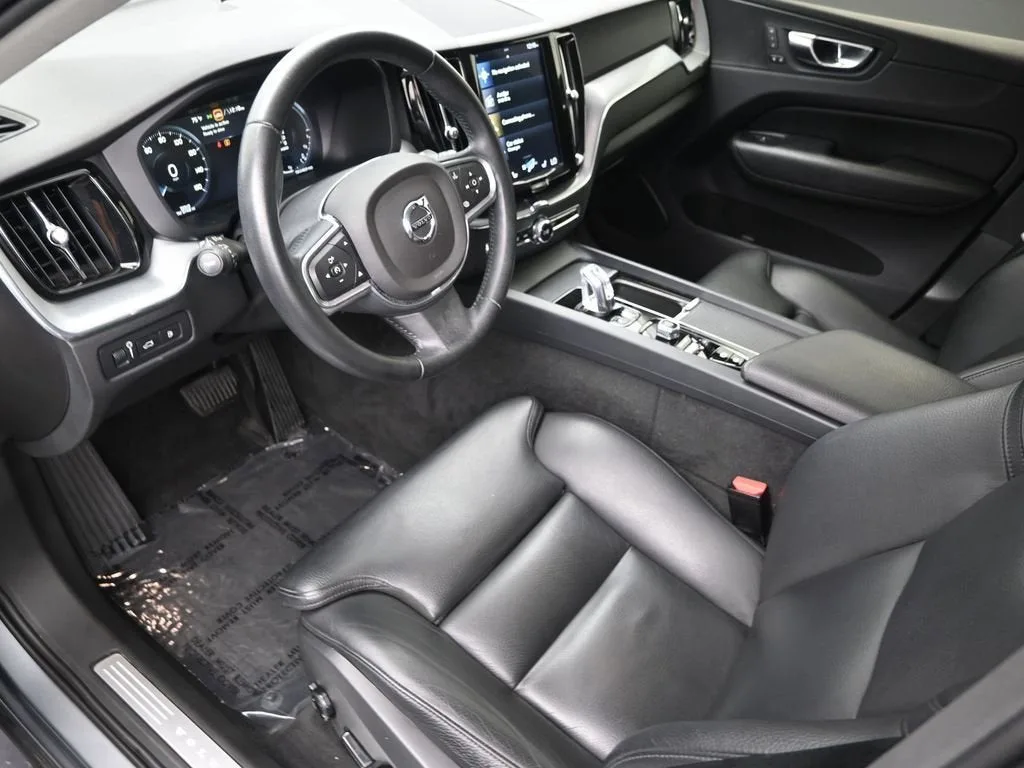 2019 Volvo XC60 Hybrid T8 Momentum photo 12