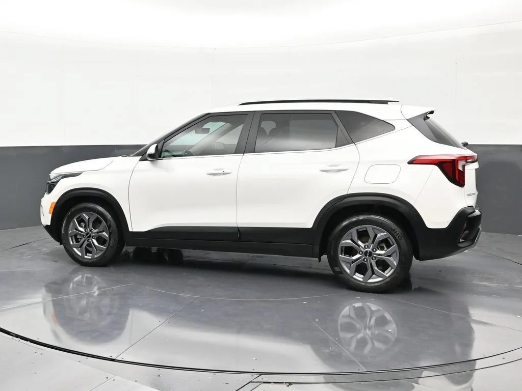 2024 Kia Seltos S photo 2