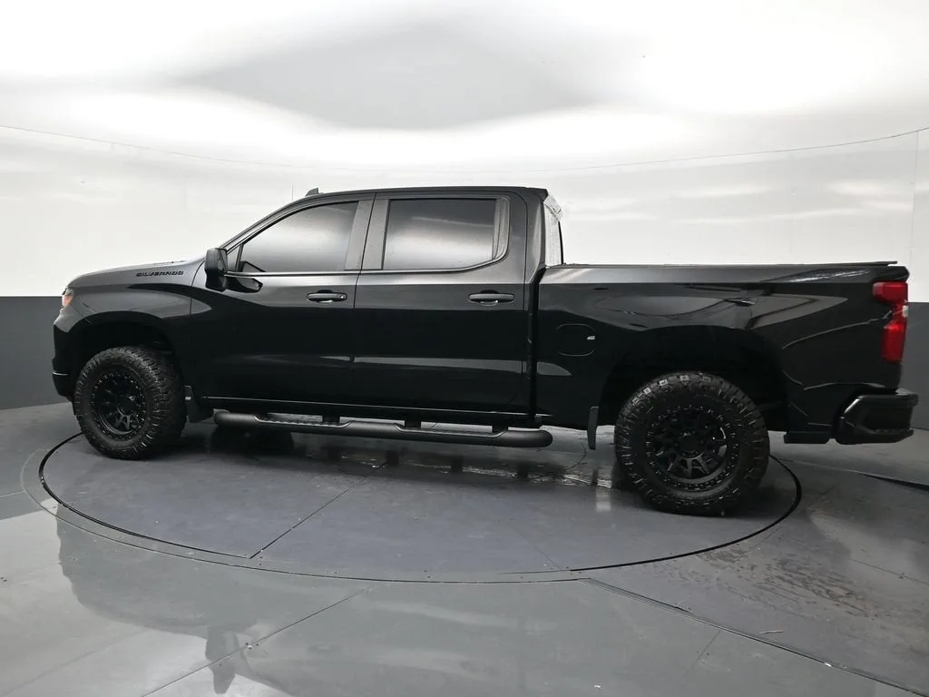 2025 Chevrolet Silverado 1500 Custom photo 2
