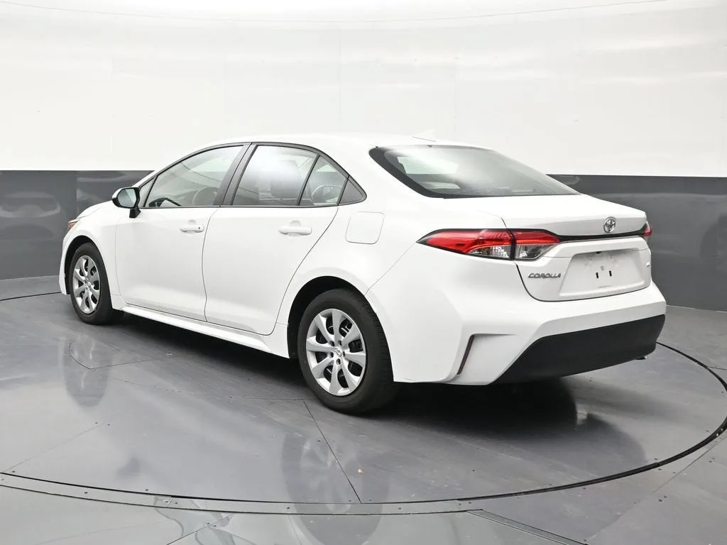 2025 Toyota Corolla LE photo 3