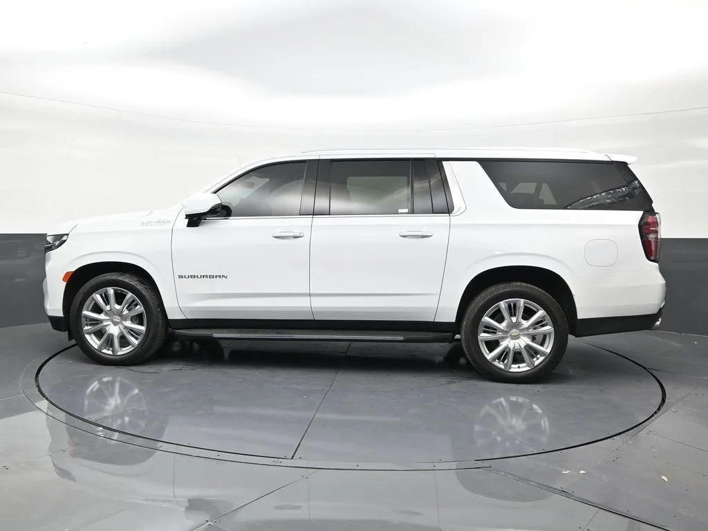 2022 Chevrolet Suburban High Country photo 2