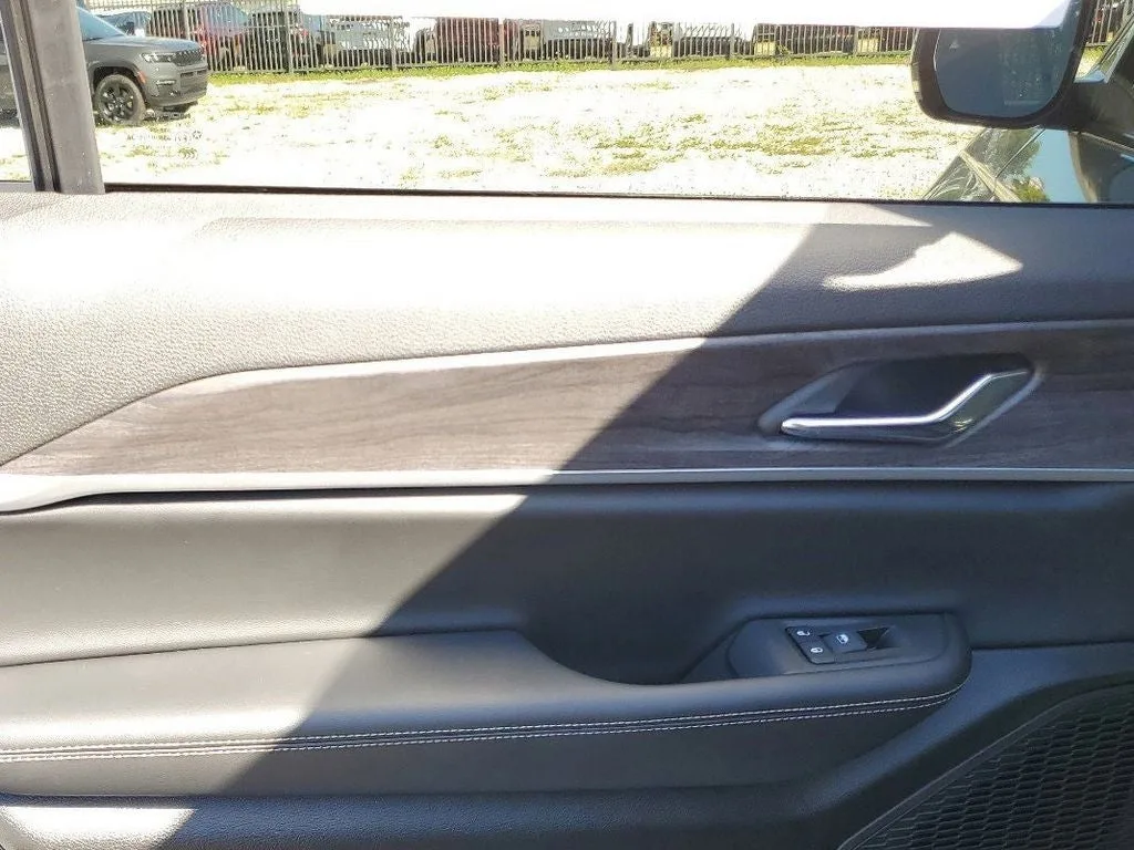 2025 Jeep Grand Cherokee L Limited photo 9