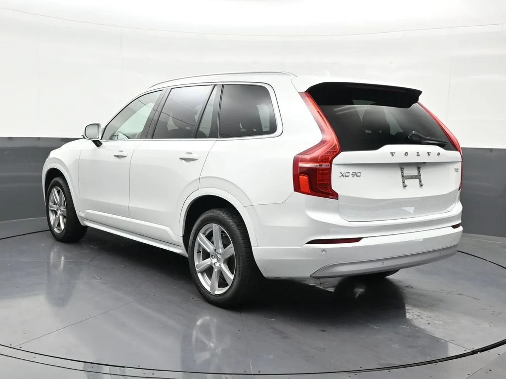 2022 Volvo XC90 Momentum photo 3