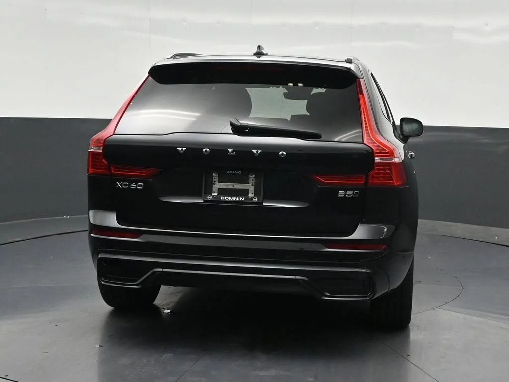 2024 Volvo XC60 B5 Plus Dark Theme photo 5