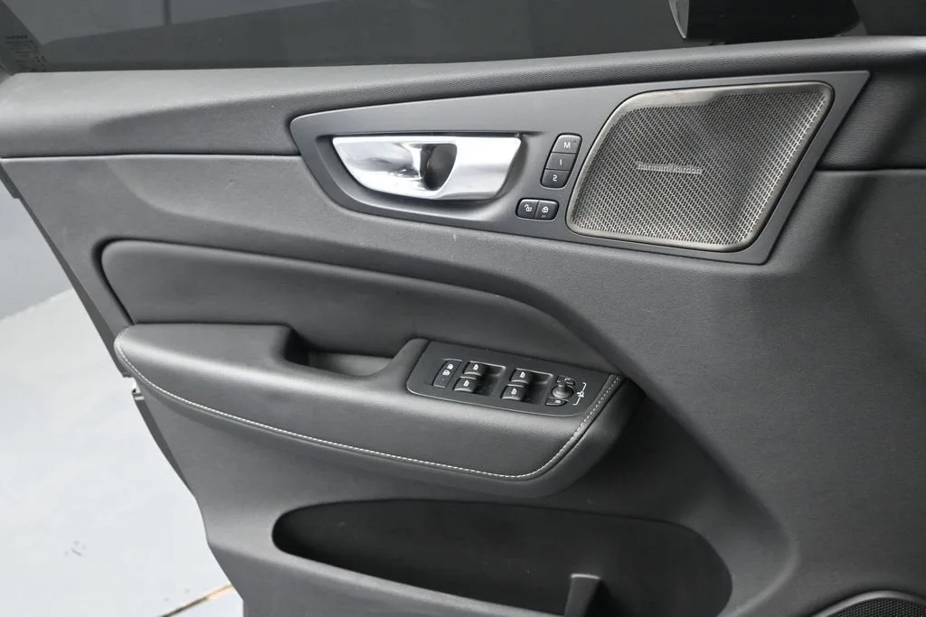 2024 Volvo XC60 B5 Ultimate Dark Theme photo 11