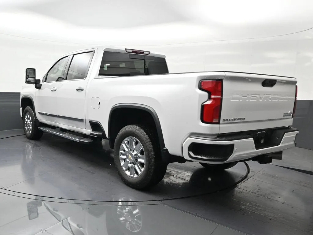 2024 Chevrolet Silverado 2500 HD High Country photo 3