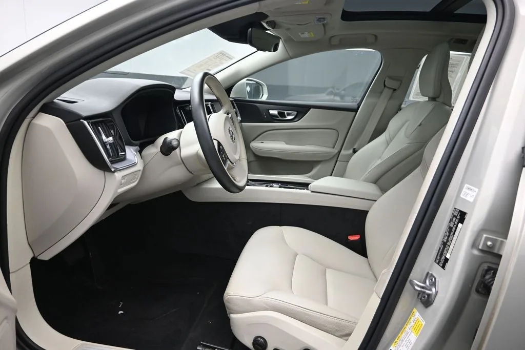 2020 Volvo S60 T5 Momentum photo 10