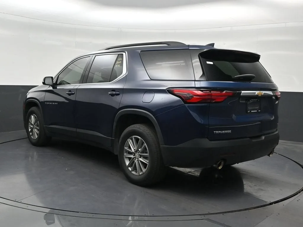 2023 Chevrolet Traverse LT Cloth photo 3