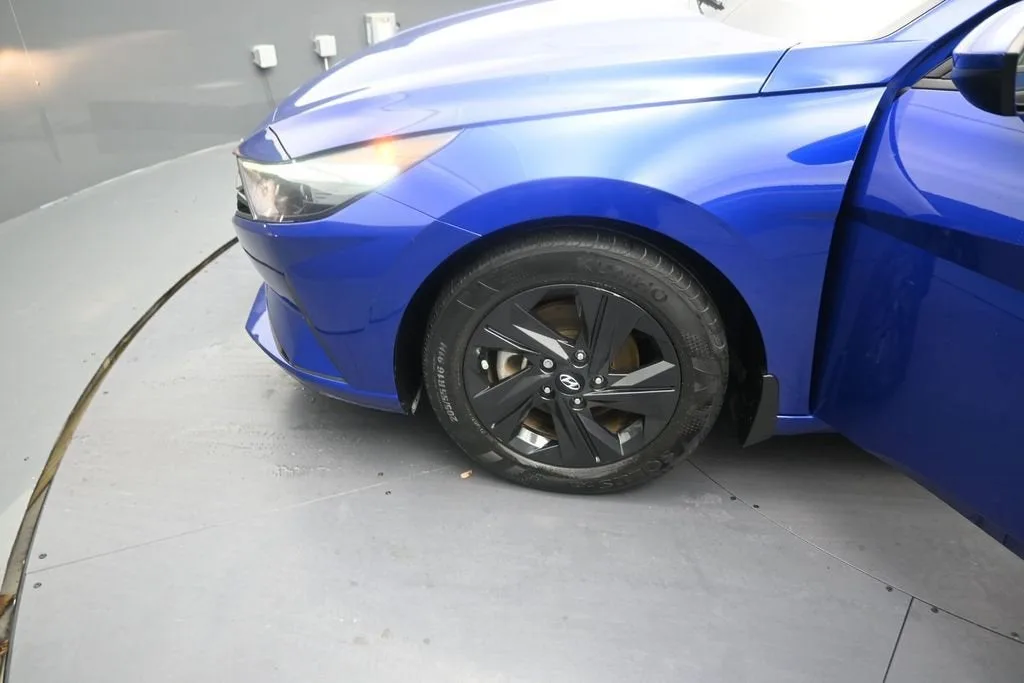 2023 Hyundai Elantra SEL photo 12