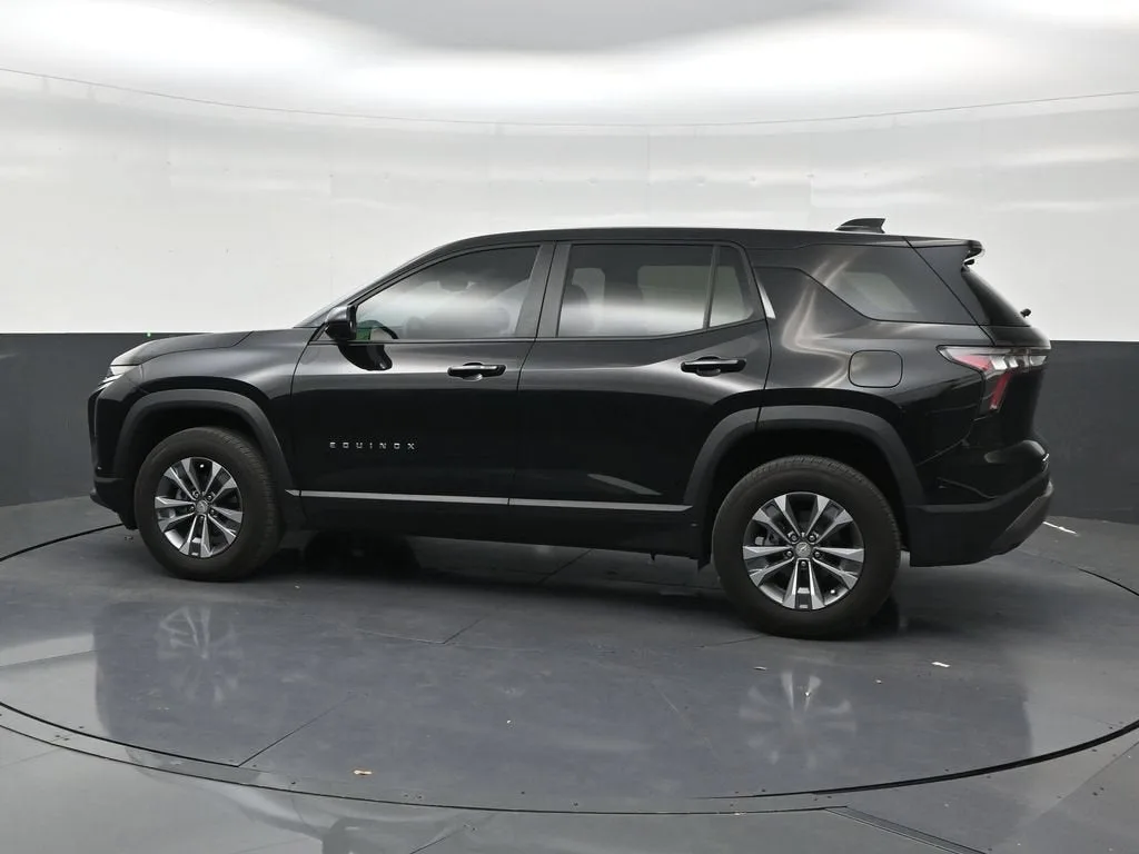 2025 Chevrolet Equinox LT photo 2