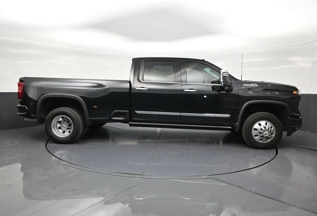 2025 Chevrolet Silverado 3500 HD High Country DRW photo 6