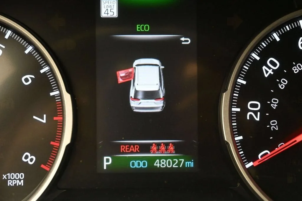 2021 Toyota RAV4 LE photo 10