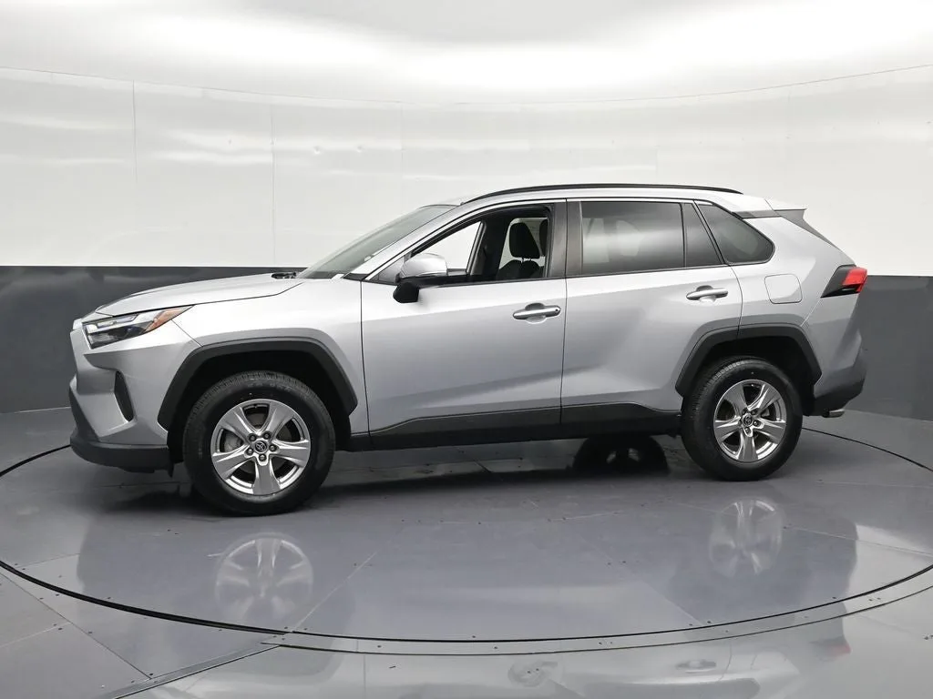 2022 Toyota RAV4 XLE photo 7