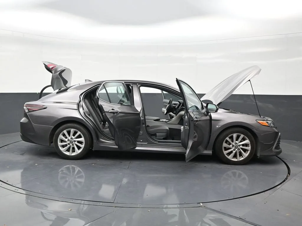 2022 Toyota Camry LE photo 29