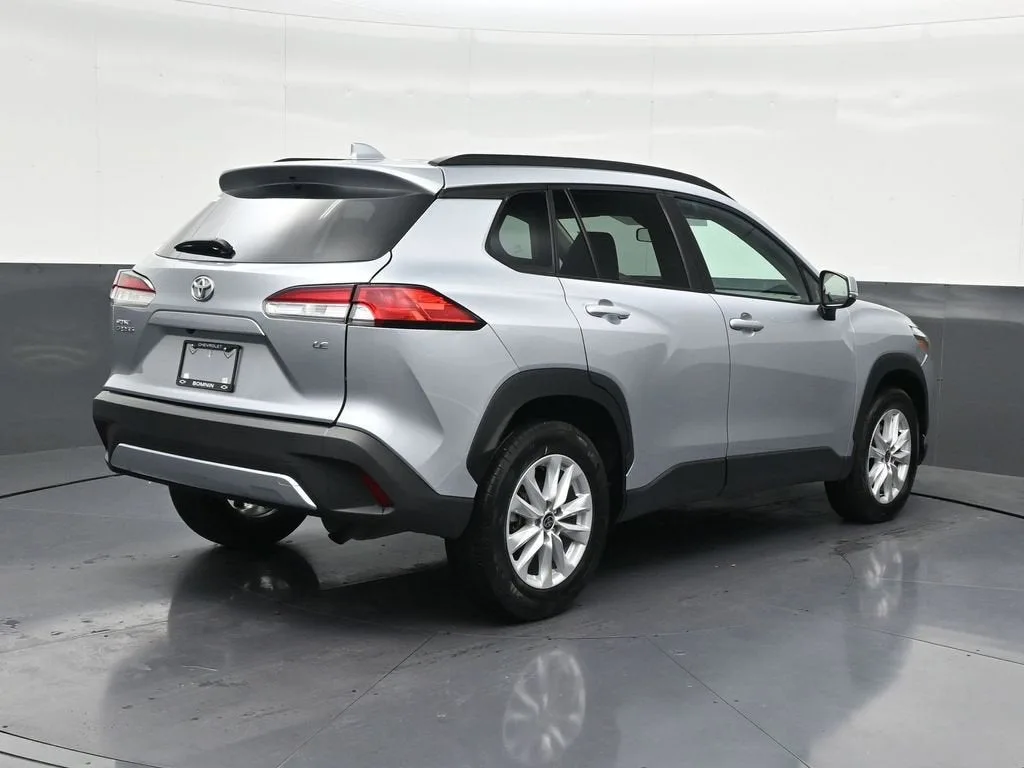 2024 Toyota Corolla Cross LE photo 5