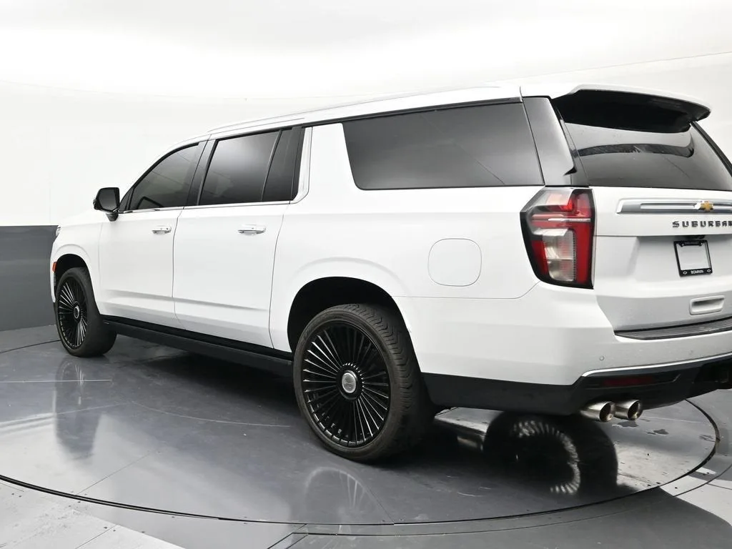2021 Chevrolet Suburban High Country photo 3