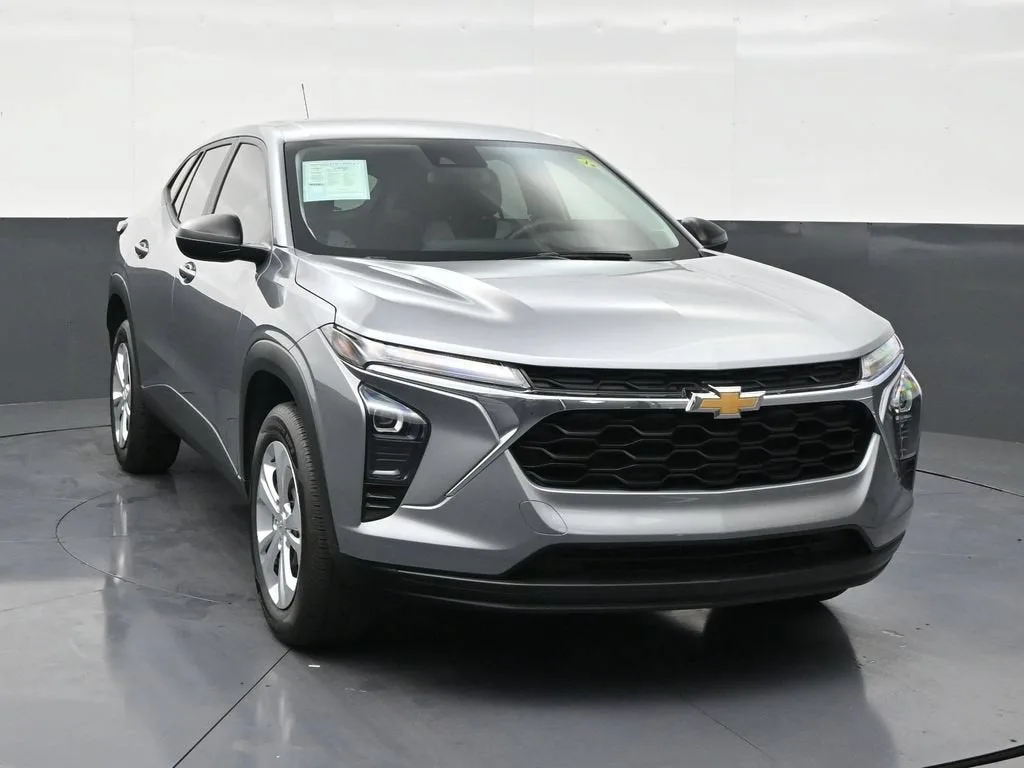 2025 Chevrolet Trax LS photo 7